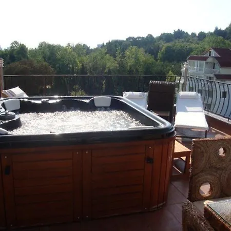 Chezarino Penthouse * فارنا