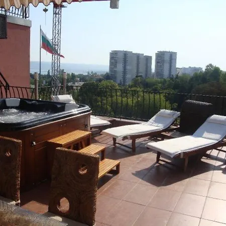 Chezarino Penthouse شقة فارنا